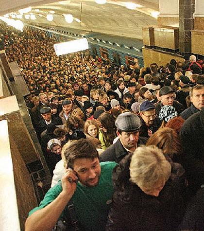 Годзилла пришла в Москву за подарками.