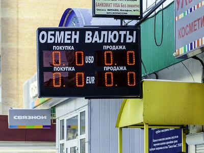 В Москве кассирша в валютном обменнике взяла у клиентов 40 миллионов рублей и сбежала с ними через окно