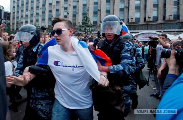 Навального задержали в подъезде его дома в Москве