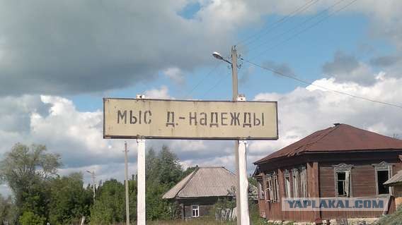 В Екатеринбурге неизвестные дополнили вывески и дорожные знаки словами из песен