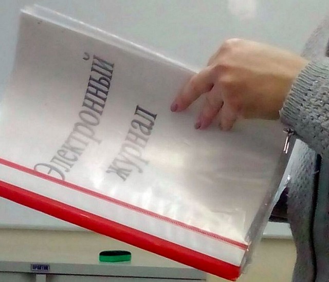 Сосед-подросток и музыкальный центр.