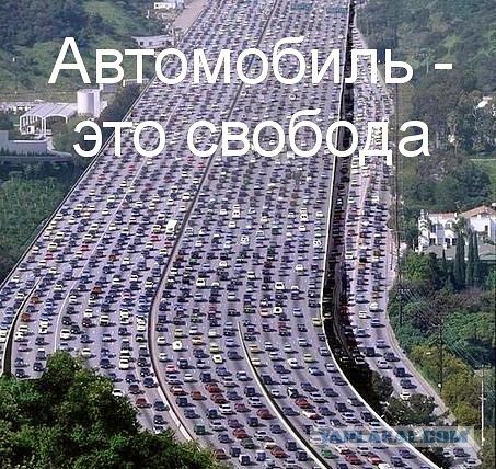Мужик и девушка не смогли разъехаться во дворе