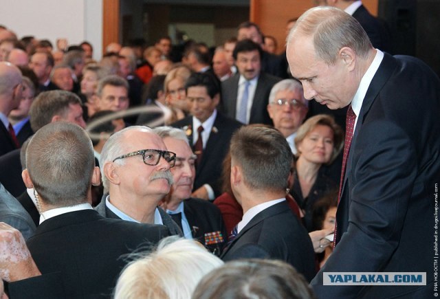 Oхрана на дает упасть Михалкову на колени