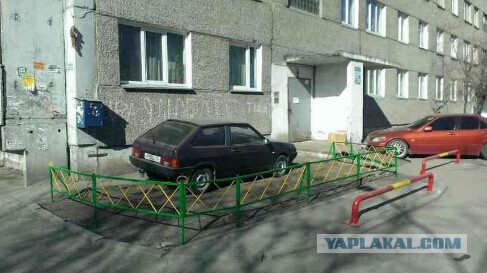 Веселые водители, которые паркуются необычным способом