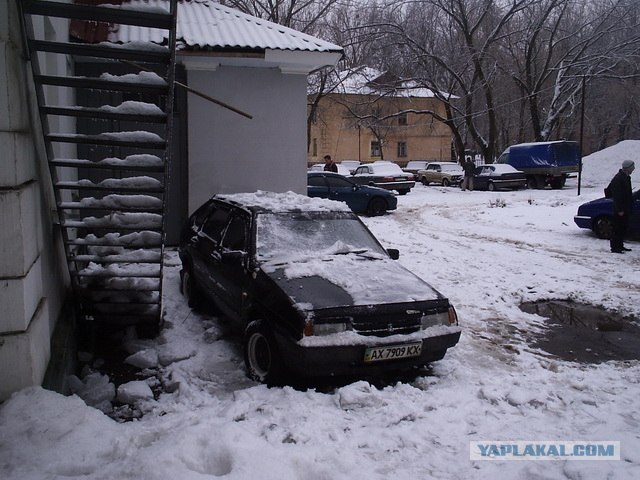 Снег с крыши дома упал на машины