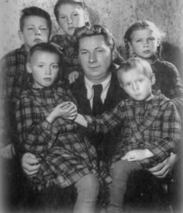6 апреля - день рождения актера Василия Меркурьева