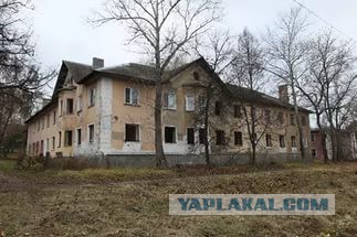 В Южно-Сахалинске окна жильцов барака закрыли баннером с изображением красивой новостройки