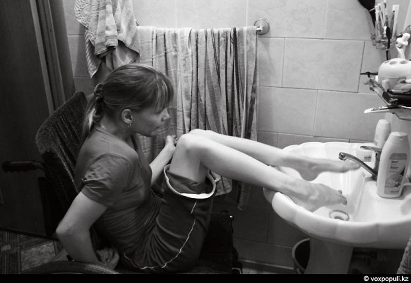 Джессика кокс в детстве. Ник вуйчич на скейте. Без рук все делает ногами. Безрукие дети картинки. Ник вуйчич сёрфинг.