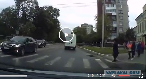 В Кингисеппе учительница перевела детей через дорогу на красный сигнал светофора