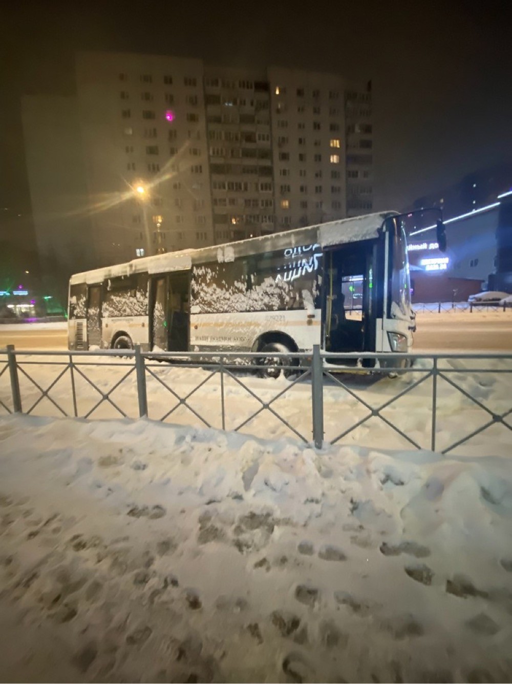 Одинокий автобус заметили жители города Видного Московской области