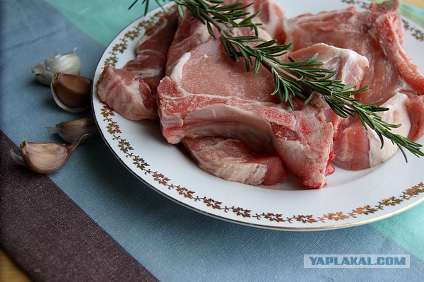 Свиные стейки.. С чесноком, розмарином, И со сливовым соусом