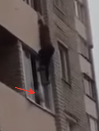 Подростки засняли на видео падение женщины с балкона