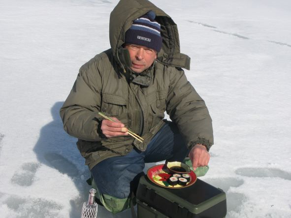 Открыл сезон зимней рыбалки