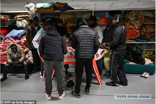 Французский театр на грани банкротства после того, как пригласил 250 африканских мигрантов на бесплатное мероприятие…