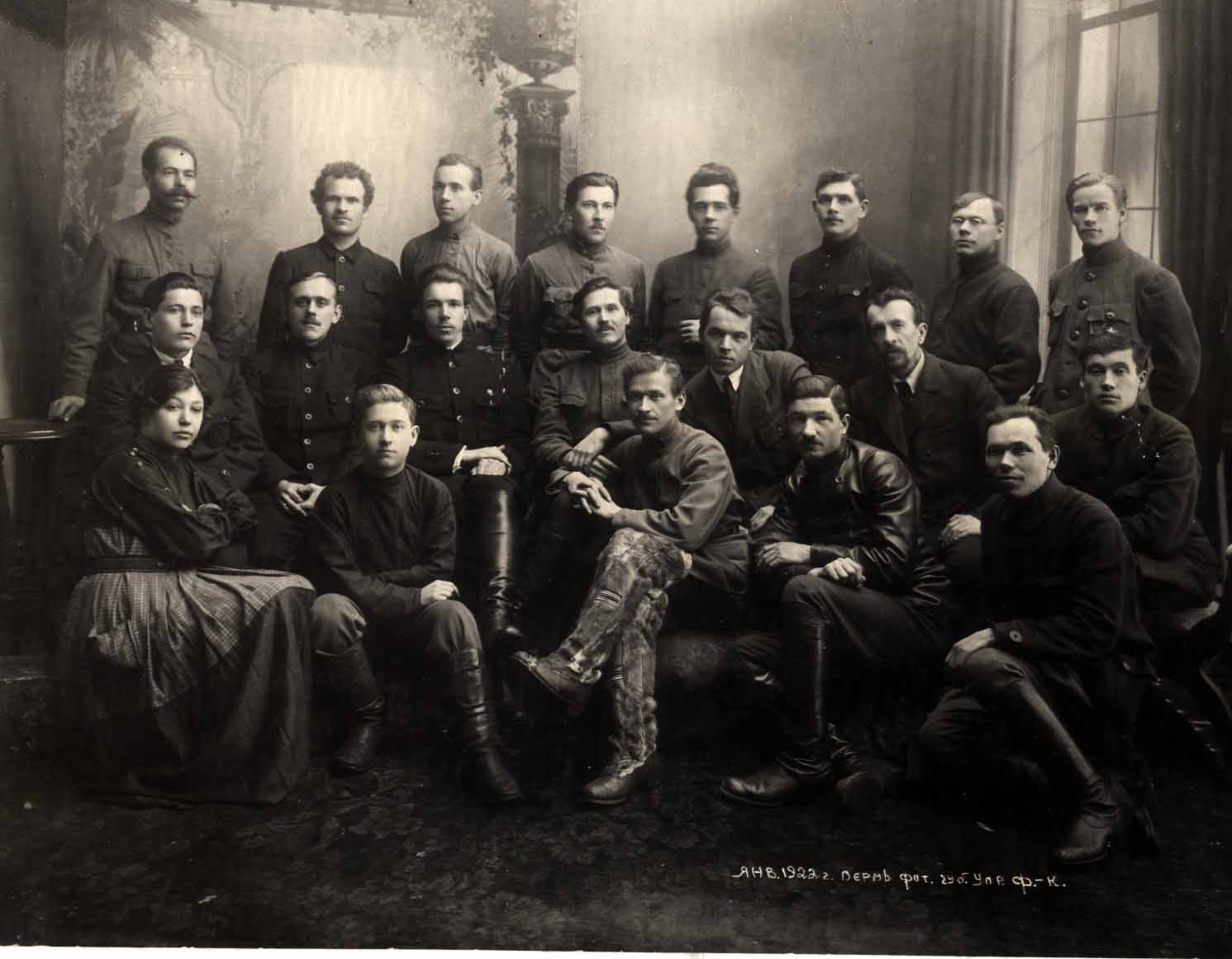 Яков петерс вчк. Феликс дзержинский (1877 — 1926). Первый руководитель вчк был. Председатель вчк в 1918. Сотрудники екатеринбургской чк огпу 1930.