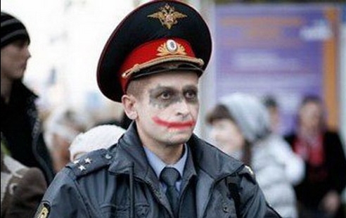 Надел пакет на голову полицейскому