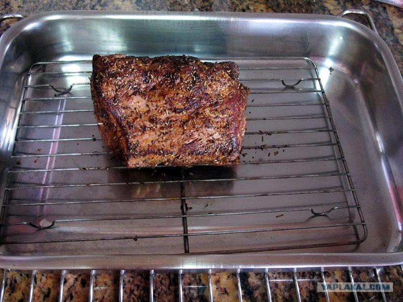 Мясо в духовке сколько минут. Посуда для запекания рыбы в духовке. Режим духовки для ростбифа из говядины. Ростбиф в духовке какая температура. Мясо 60 градусов.