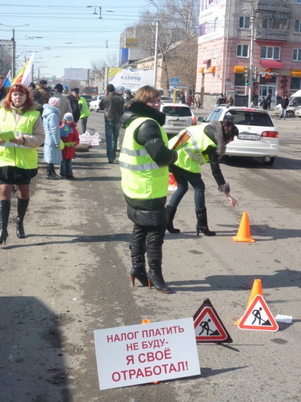 В Омске водители сами заделывают ямы на дороге