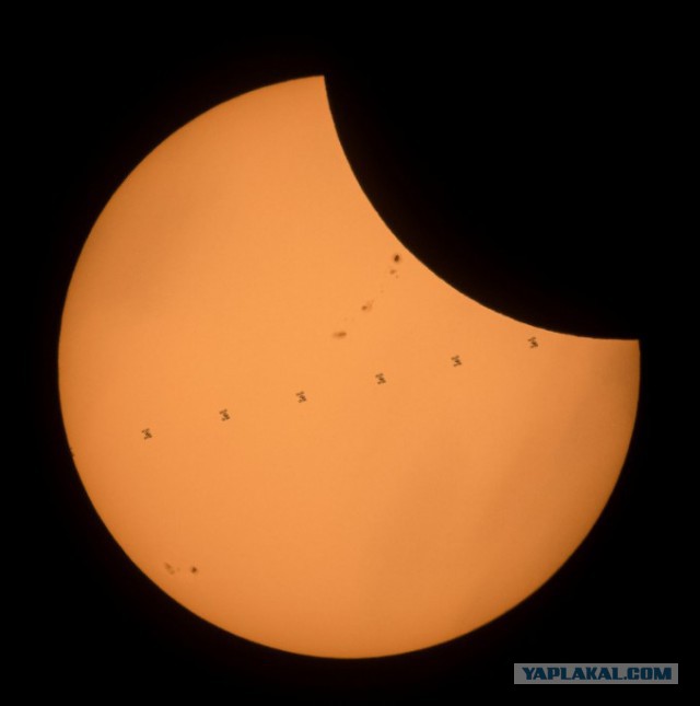 NASA показало МКС на фоне "великого солнечного затмение"