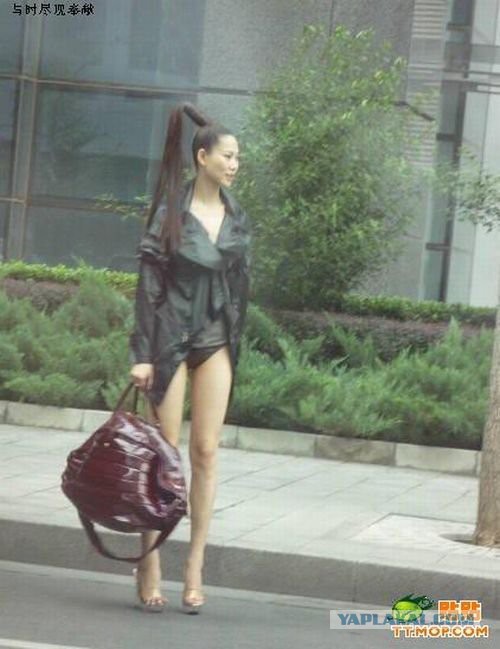 Молодая китаянка отправилась за покупками в слишком откровенном платье