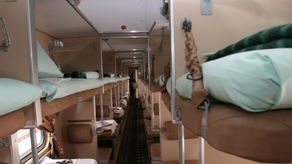 Пассажиров из Новосибирска сняли с поезда за отказ забираться на верхнюю полку