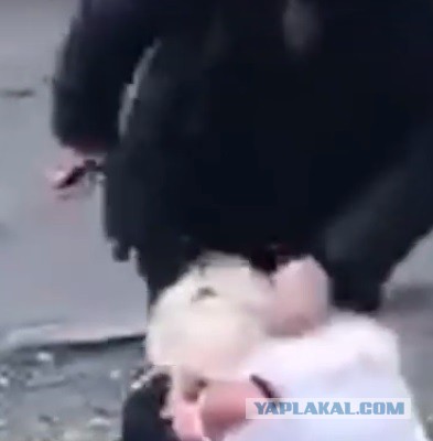 Наркоман лупит блондинок: тёщу и жену. Real video