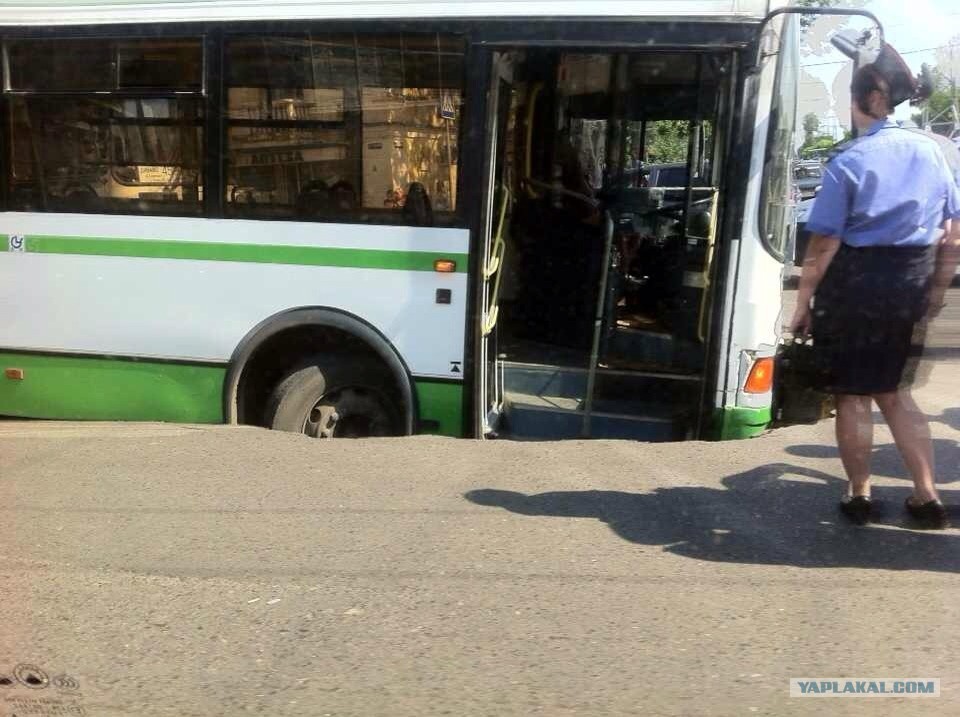 17 Автобус провалился Тамбов. В Тамбове автобус провалился на Гастелло. На Гастелло провалился автобус. Автобус провалился под асфальт