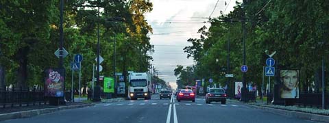 Фура оторвала бампер дураку и подрихтовала