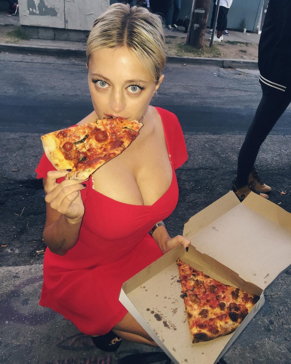 Богатая блондинка повелась на бедного разносчика пиццы