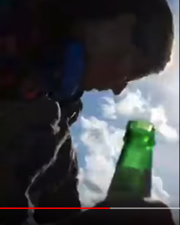 Прыжок аллигатора в лодку с туристами