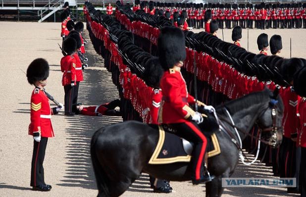Упал на параде