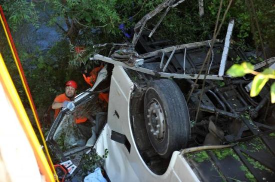 В Турции автобус с туристами рухнул в реку