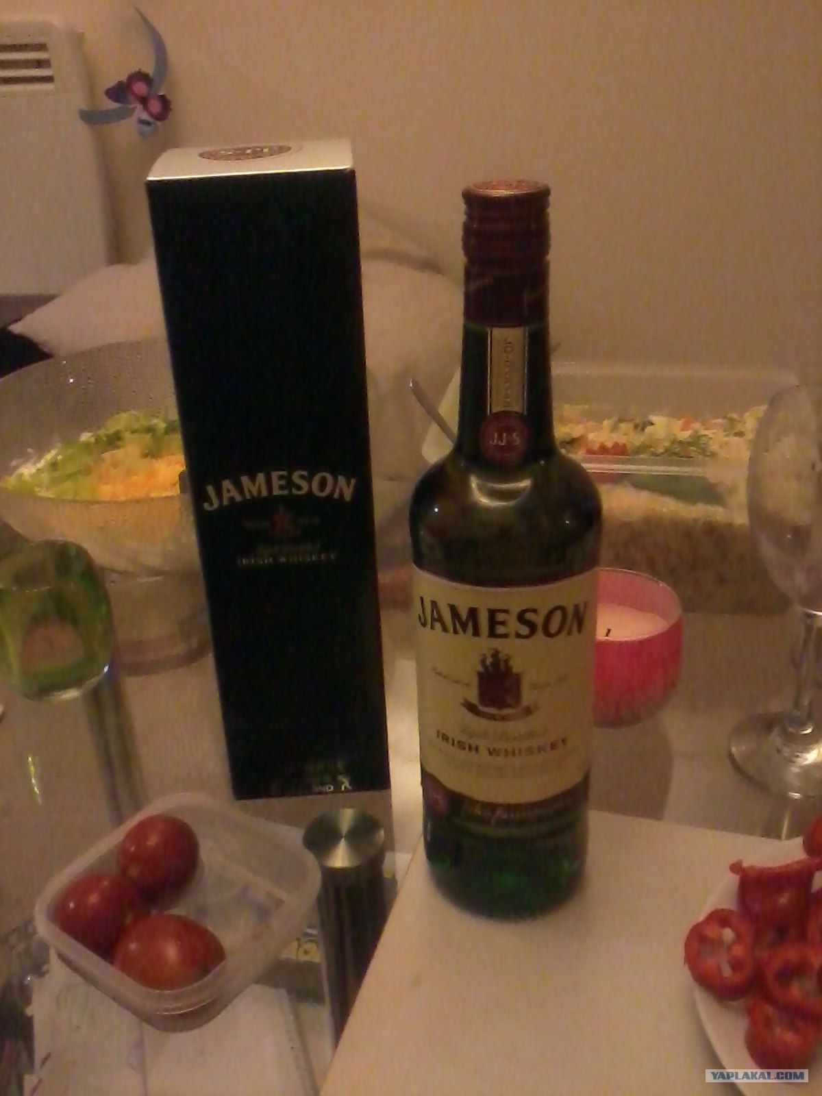 Пьем виски дома. Виски на столе. Виски Jameson на столе. Виски джемисон на столе. Стол с алкоголем.