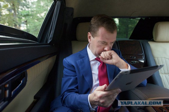 Медведев призвал россиян 18 марта "выйти из Интернета в реальную жизнь"