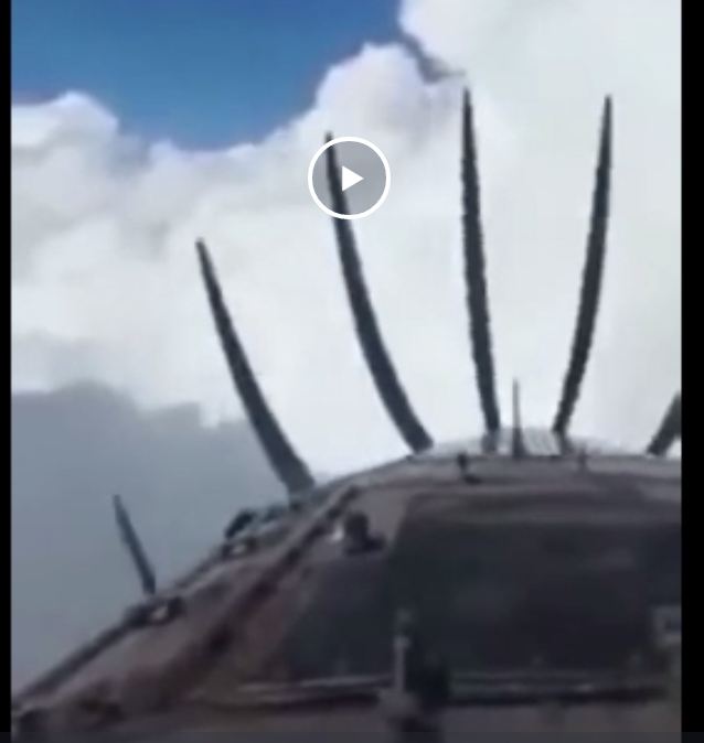 НЛО пролетели на высокой скорости перед самолетом