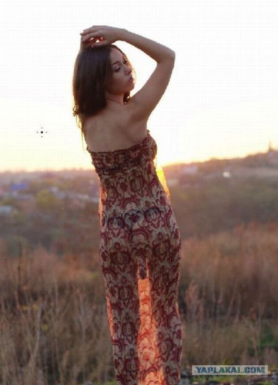 Девушка продает платье