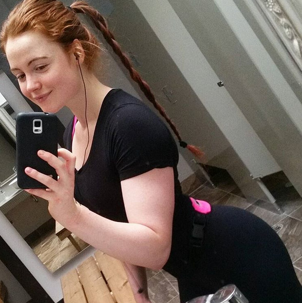 Тощая рыжая девчушка наприседала аппетитный зад