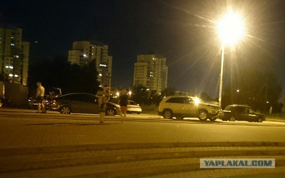 Пьяное быдло стреляет на пляже