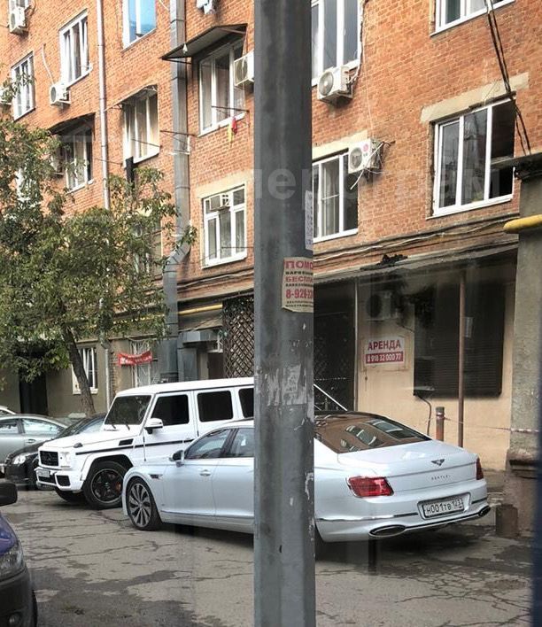 Охранники напали на державшего обочину водителя