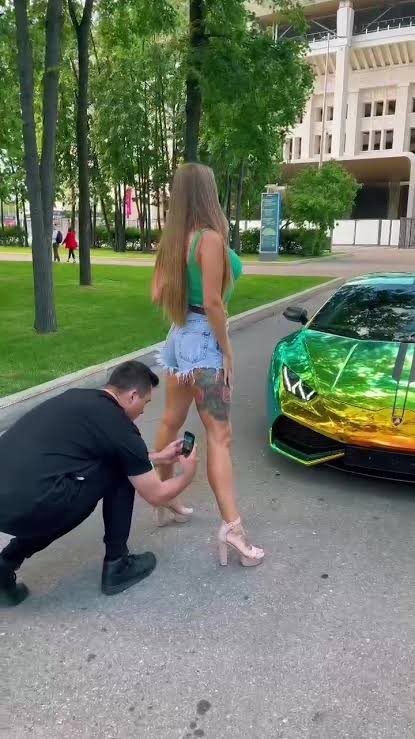 Девочка: "Я еду на Мальдивы". Женщина: "Я еду на БелАЗе"