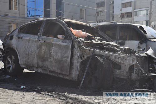 Дама на BMW... в детской песочнице!