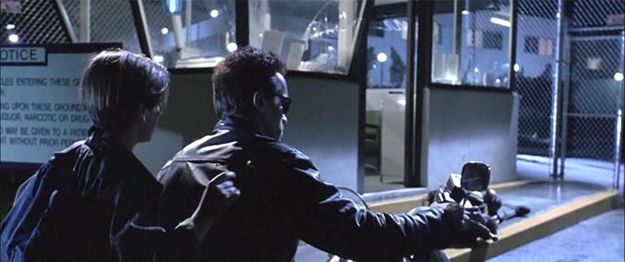 Терминатор финальная сцена. Т-800 И Джон Коннор. Терминатор 2 охранник. Terminator 2 сцены Терминатор вырезанные.