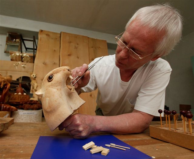 Мастер создает невероятные скульптуры из кедровой стружки