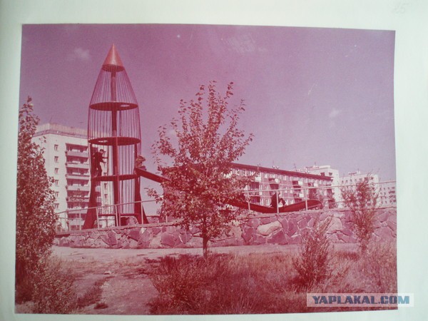 В западных соцсетях завирусился кадр с гигантской ракетой прямо во дворе — речь о памятнике «Союз-У» в Байконуре