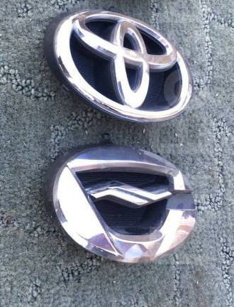 Toyota выпустила юбилейную версию Короллы в кузове седан и универсал