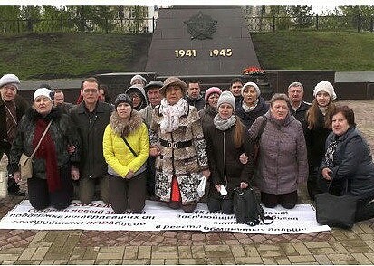 Я даже не знаю, как это обозвать... но - пенсионерка целует вагон крымского поезда