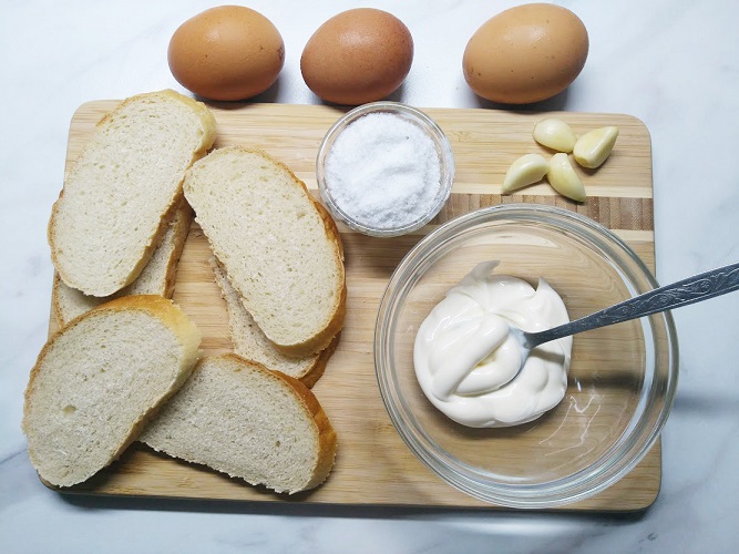 Хлеб с майонезом рецепт. Хлеб с майонезом. Бутерброд хлеб с майонезом. Яйцо в хлебе. Гренки Ингредиенты.