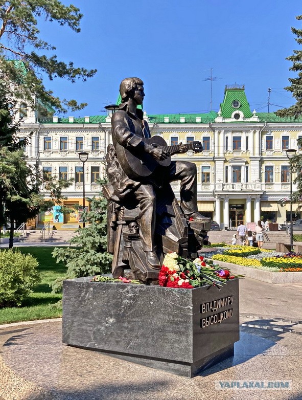 В Омске открыли памятник Высоцкому