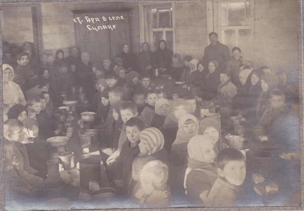 Село голода. Голодающие в Оренбурге 1921. Голод 1921 года Оренбург. Голодающие дети Поволжья 1921.