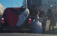 Невеста с тещей бьют жениха